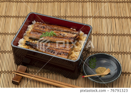 Shigeru鰻放在竹蓆上 76791323