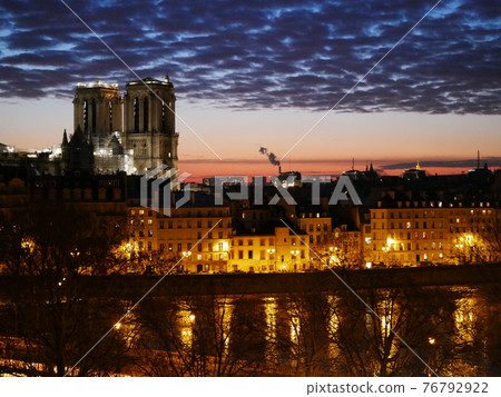 Notre Dame Cathedral and the Seine covered with dark cirrocumulus 76792922