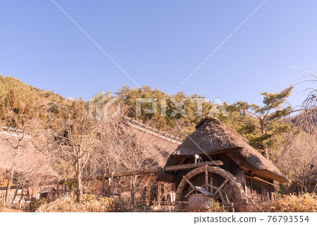 秋天的天空和民居的風景 76793554