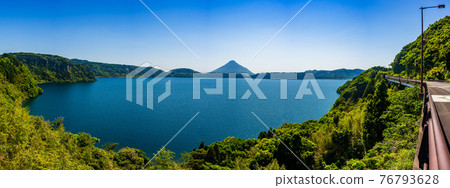 池田湖_九州最大的薩摩富士湖 12月可以眺望開聞岳火山,欣賞油菜花等時令花卉。 池田湖_九州最大的薩摩富士湖 12月可以眺望開聞岳火山,欣賞油菜花等時令花卉。 76793628