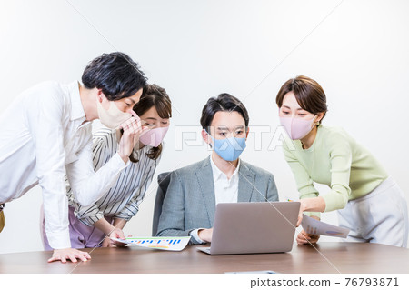 A businessman wearing a mask and having a meeting 76793871