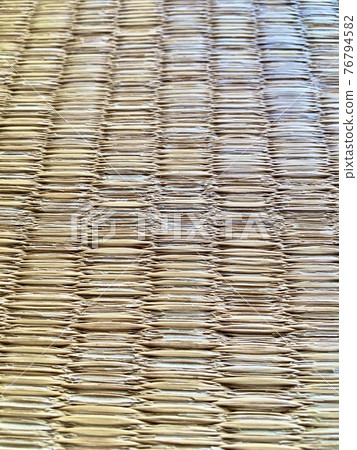 舊損壞榻榻米的特寫 76794582