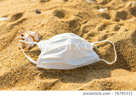 Mask and sandy beach 76795331