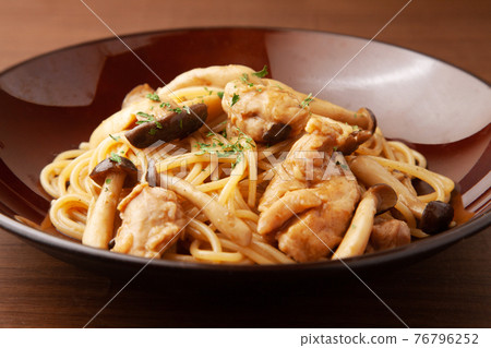 雞肉蘑菇醬意大利面 76796252