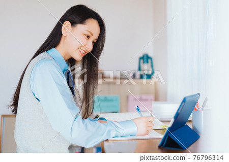 High school students studying online (tablet) 76796314