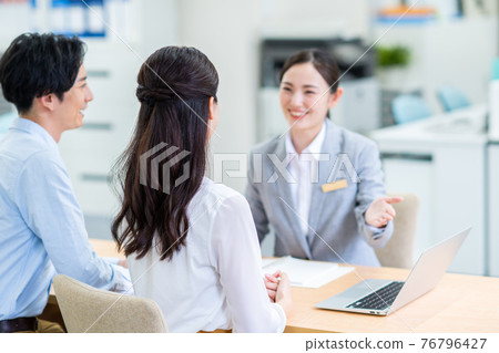 一對年輕夫婦諮詢理財師 76796427