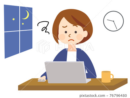 一個女人因為加班一直操作電腦到深夜 76796480