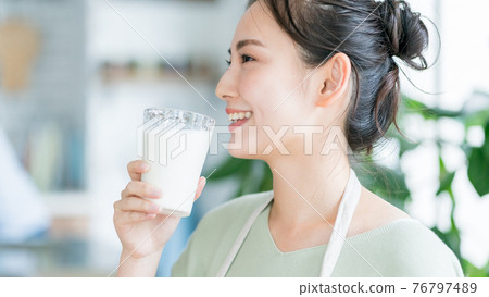 牛奶和家庭主婦 76797489