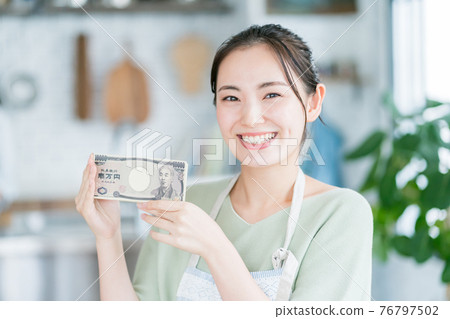 10,000 yen with a housewife 76797502
