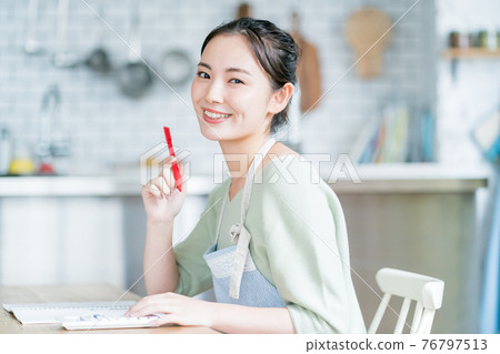 Housewives and household account book Housewives and household account book 76797513