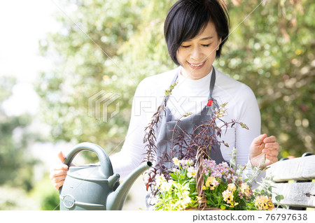 從事花卉護理、集體種植和園藝的日本婦女 從事花卉護理、集體種植和園藝的日本婦女 76797638