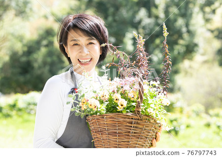 一個帶著中提琴組種植籃的微笑日本女人 76797743