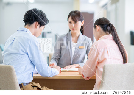 為陷入困境的夫婦提供諮詢的女商人 76797846