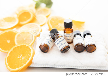 香油瓶和水果(橙子和檸檬) 香油瓶和水果(橙子和檸檬) 76797946