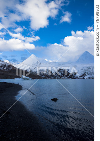 Snow mountains under blue sky in tibet,China 76798933