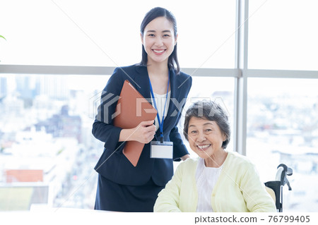 資深女性和女性顧問討論人生計劃 資深女性和女性顧問討論人生計劃 76799405