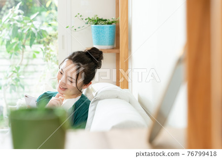 Young woman looking at a smartphone 76799418