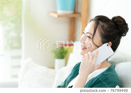 年輕女子在智能手機上交談 76799498