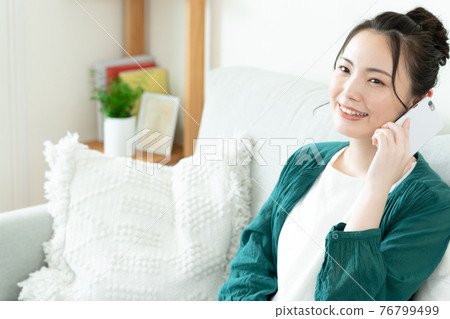 年輕女子在智能手機上交談 76799499