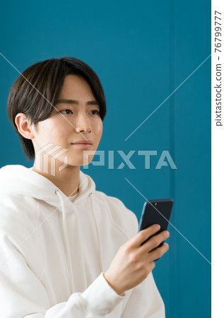 A man with a smartphone 76799777