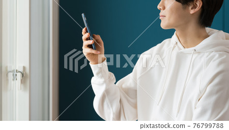 A man with a smartphone 76799788