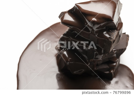Sprinkle melted chocolate on a white background 76799896