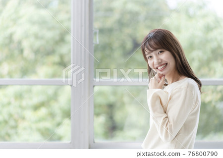 站在窗邊的女人（美圖） 76800790