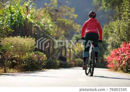 Successful woman looking at the view on high altitude mountain top 76801595