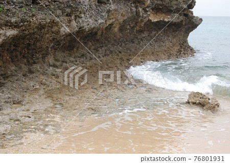 沖繩縣讀谷村被海浪侵蝕的琉球石灰岩 沖繩縣讀谷村被海浪侵蝕的琉球石灰岩 76801931