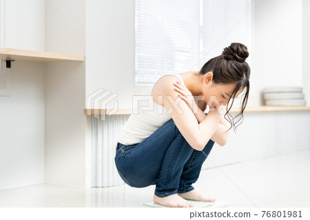 一個稱重而震驚的女人 76801981