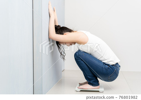 一個稱重而震驚的女人 76801982