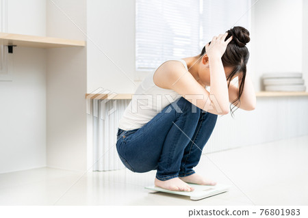 一個稱重而震驚的女人 76801983