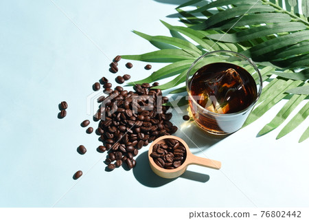 植物冰咖啡和咖啡豆 76802442