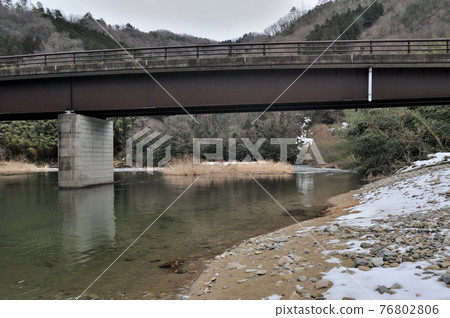 流經島根縣鹿梨區吉香町柿之木村的日本最清澈的河流高津川的景色 流經島根縣鹿梨區吉香町柿之木村的日本最清澈的河流高津川的景色 76802806