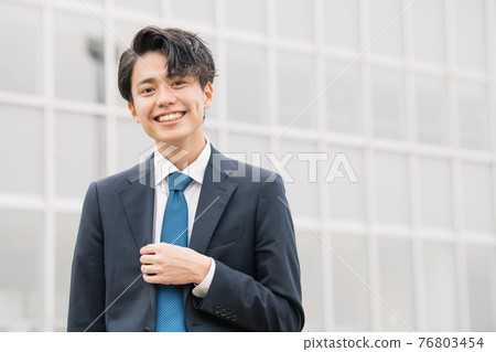 Young Japanese men in suits, new employees, job hunting images Young Japanese men in suits, new employees, job hunting images 76803454