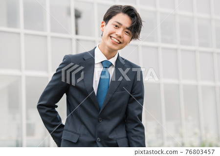 穿西裝的日本年輕人,新員工,求職圖片 穿西裝的日本年輕人,新員工,求職圖片 76803457