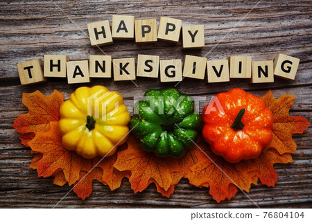 Happy Thanksgiving alphabet letter with pumpkins and autumn leaves on wooden background Happy Thanksgiving alphabet letter with pumpkins and autumn leaves on wooden background 76804104
