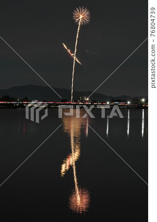 京都嵐山的煙花 76804739