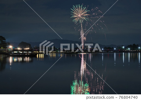 京都嵐山的煙花 76804740