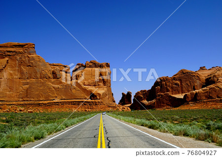 拱門國家公園:擁有巨大紅色岩層的 Scenic Drive 的壯觀景色 拱門國家公園:擁有巨大紅色岩層的 Scenic Drive 的壯觀景色 76804927
