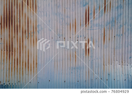 老化剝落油漆時臟的鍍鋅鐵壁紋理，滿是鏽跡 76804929