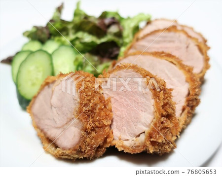 Delicious freshly fried pork cutlet Delicious freshly fried pork cutlet 76805653
