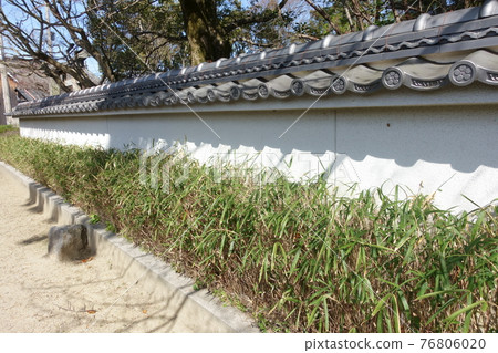 Tile-covered outer wall 76806020
