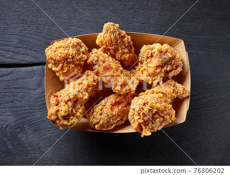 fried chicken wings 76806202