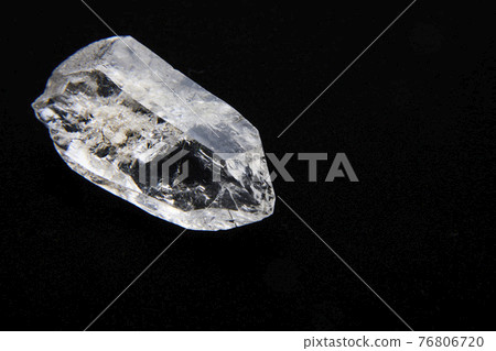 黑色背景上的美麗水晶 76806720