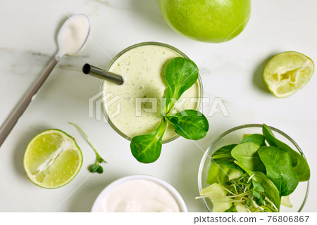 glass of green smoothie 76806867