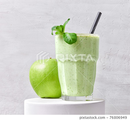 glass of green smoothie 76806949