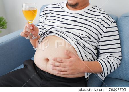 一個喝太多酒的肥胖男人 一個喝太多酒的肥胖男人 76808705