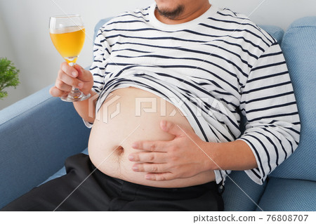 一個喝太多酒的肥胖男人 一個喝太多酒的肥胖男人 76808707