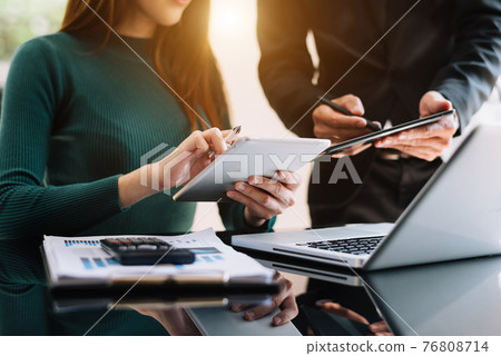 Teamwork with business people analysis cost graph Teamwork with business people analysis cost graph 76808714